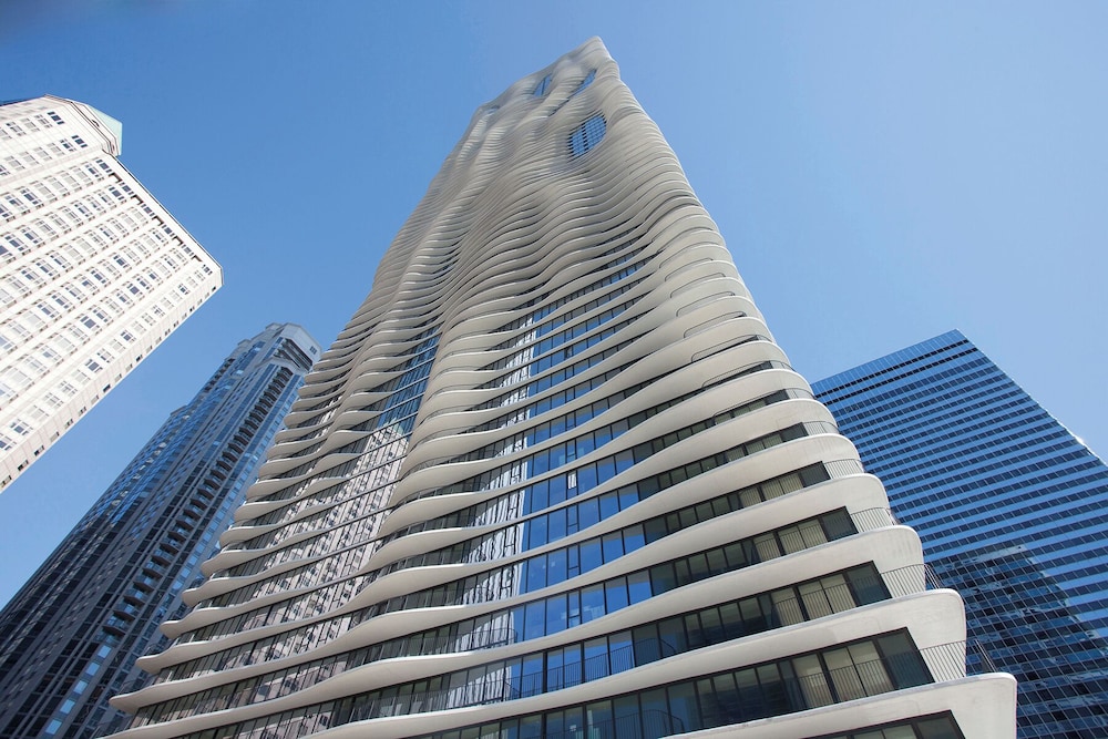 Radisson Blu Aqua Hotel Chicago — Hotel building in Chicago, Illinois