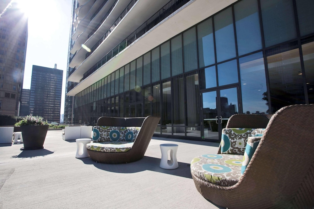 Radisson Blu Aqua Hotel Chicago — Hotel rooms in Chicago, Illinois