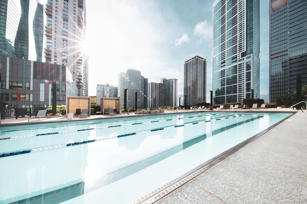 Radisson Blu Aqua Hotel Chicago — Swimming pool in Chicago, Illinois
