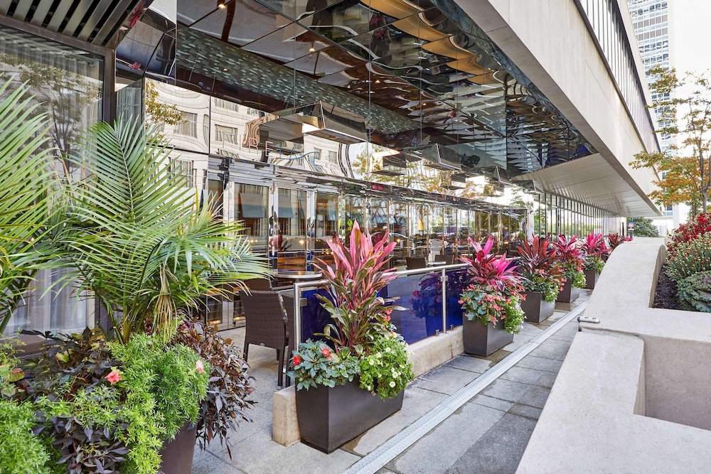 Radisson Blu Aqua Hotel Chicago — Restaurant & bars in Chicago, Illinois