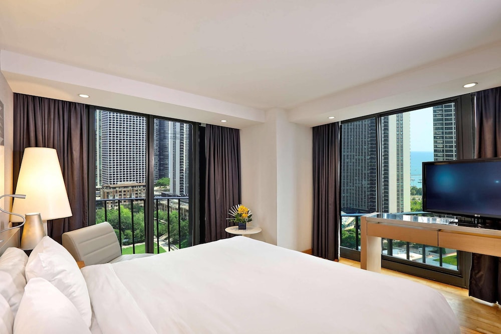 Radisson Blu Aqua Hotel Chicago — Hotel rooms in Chicago, Illinois