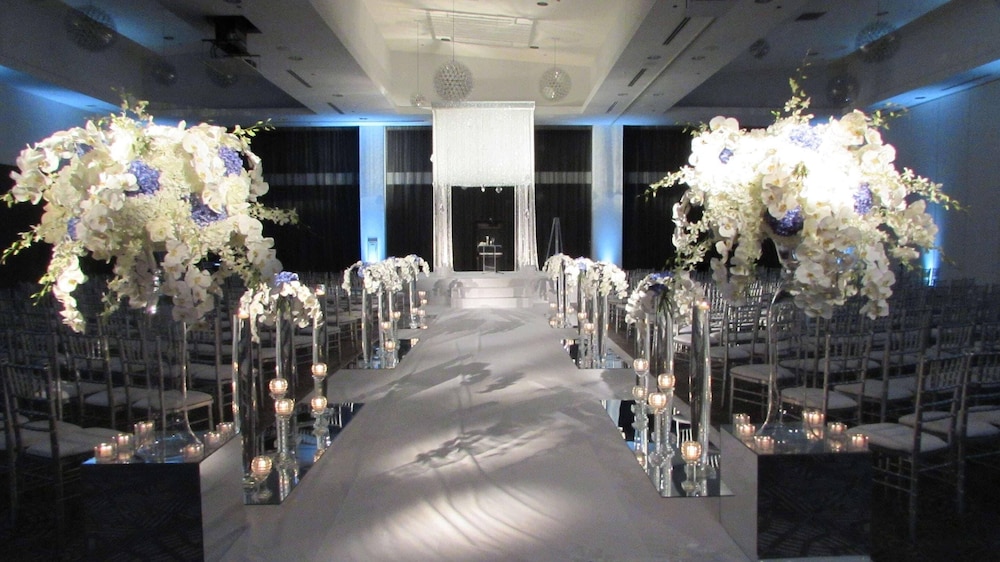 Radisson Blu Aqua Hotel Chicago — Hotel building in Chicago, Illinois
