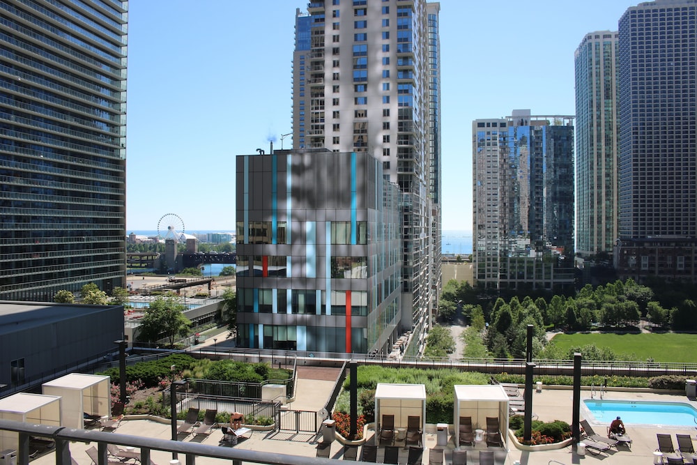 Radisson Blu Aqua Hotel Chicago — Hotel building in Chicago, Illinois