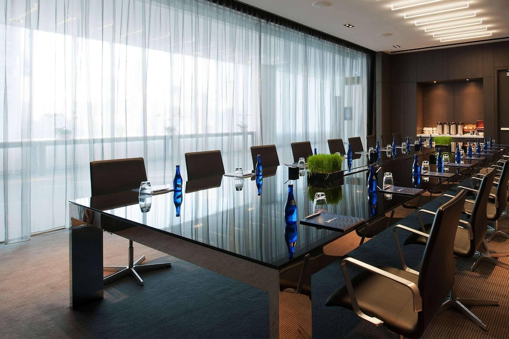 Radisson Blu Aqua Hotel Chicago — Hotel building in Chicago, Illinois