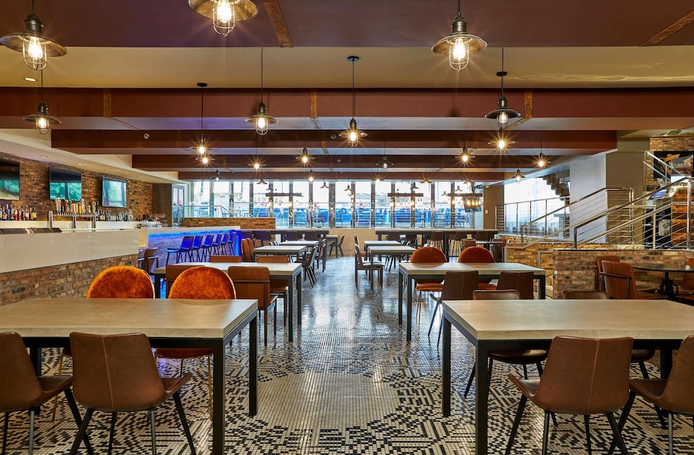 Radisson Blu Aqua Hotel Chicago — Restaurant & bars in Chicago, Illinois