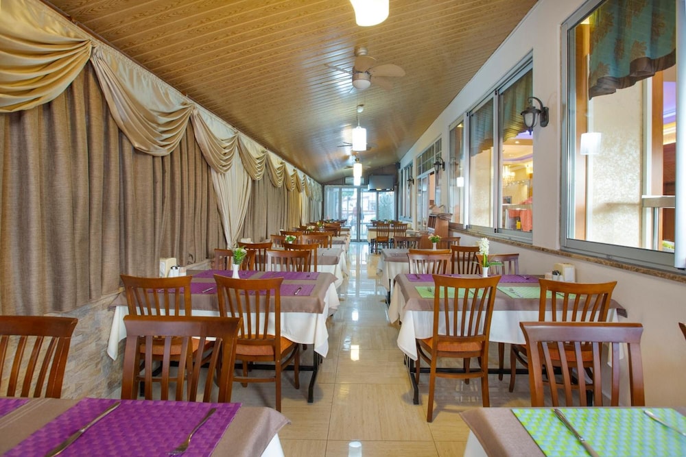 Alanya Beach Hotel — Restaurant & bars in Alanya