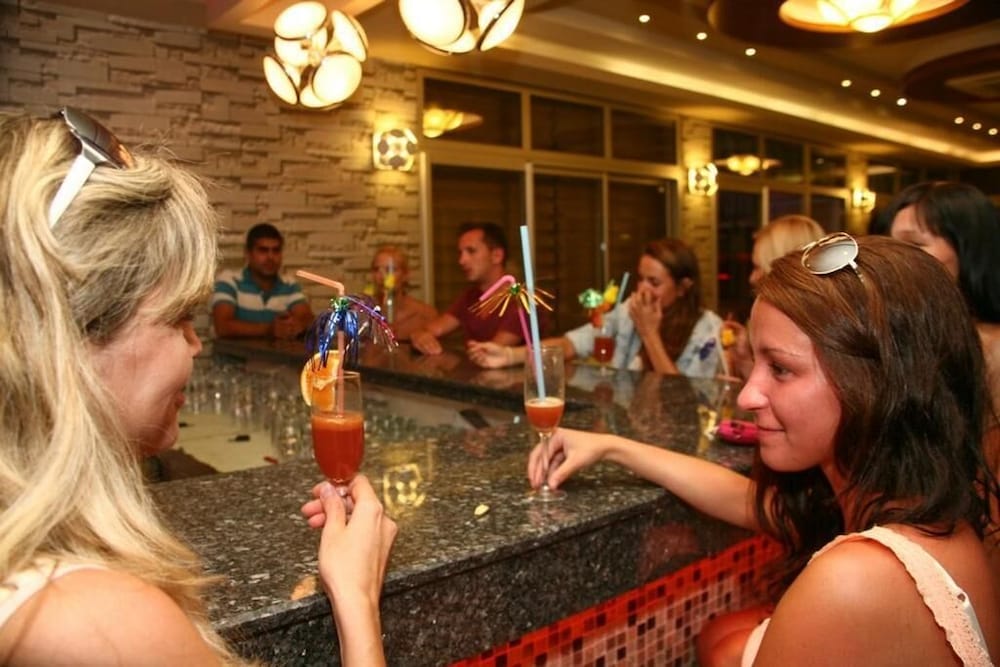 Alanya Beach Hotel — Restaurant & bars in Alanya