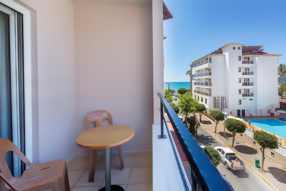 Alanya Beach Hotel — Hotel rooms in Alanya