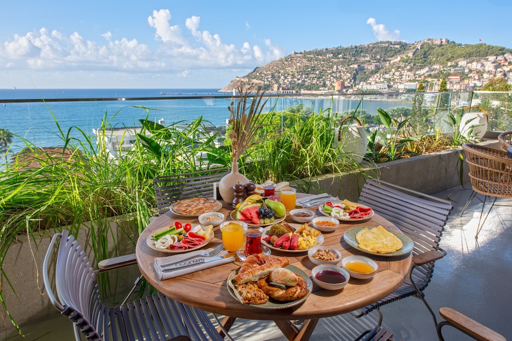 Büyük Hotel — Restaurant & bars in Alanya