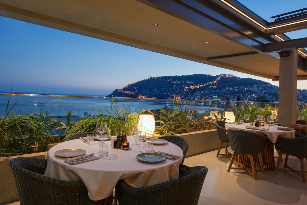 Büyük Hotel — Restaurant & bars in Alanya