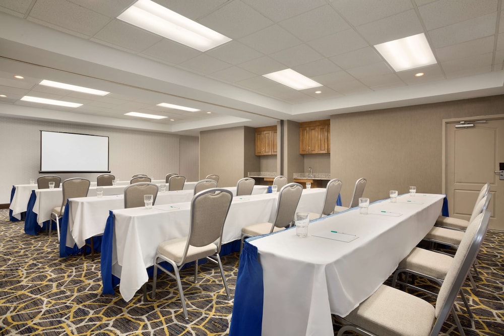 Homewood Suites by Hilton Orlando-International Drive/Convention Center — Hotel building in Orlando, Florida