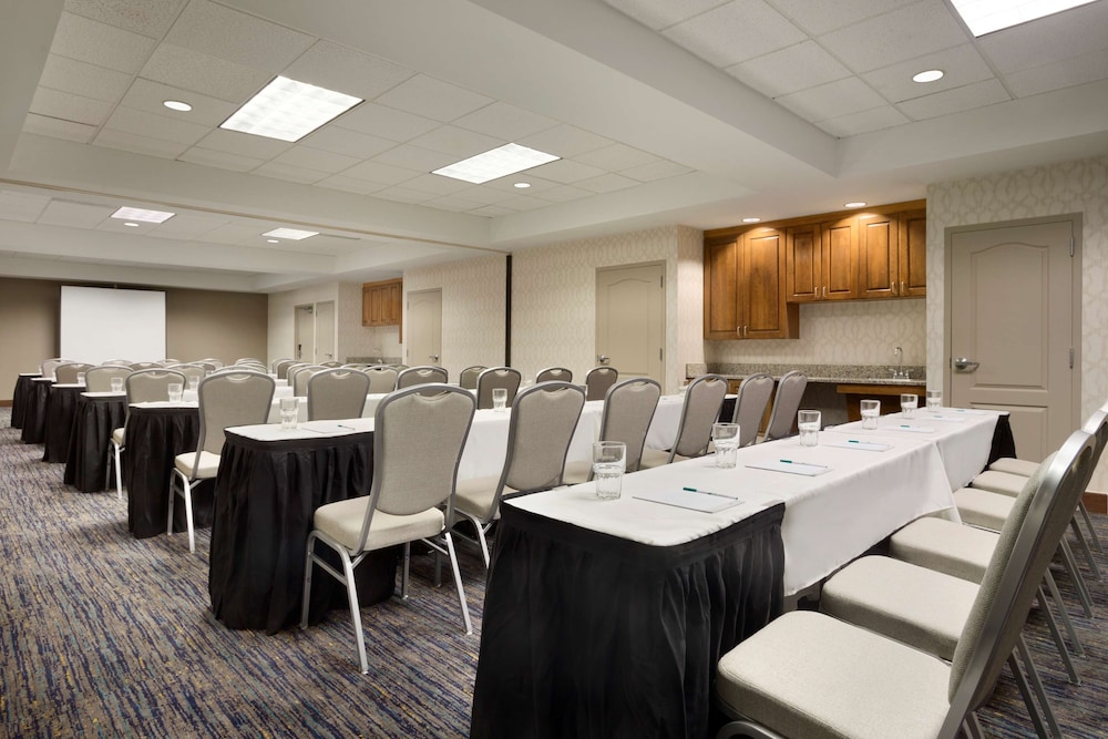 Homewood Suites by Hilton Orlando-International Drive/Convention Center — Hotel building in Orlando, Florida