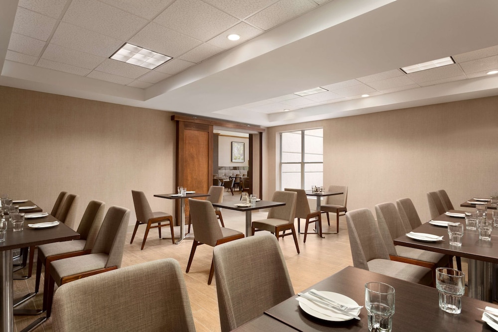Homewood Suites by Hilton Orlando-International Drive/Convention Center — Restaurant & bars in Orlando, Florida