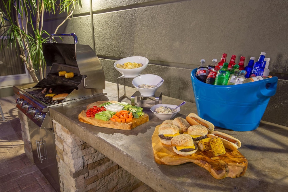 Homewood Suites by Hilton Orlando-International Drive/Convention Center — Restaurant & bars in Orlando, Florida