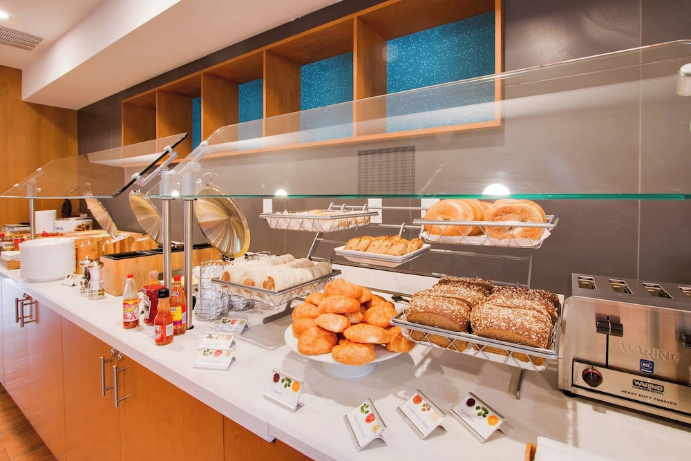 SpringHill Suites by Marriott Orlando Lake Buena Vista South — Restaurant & bars in Kissimmee, Florida