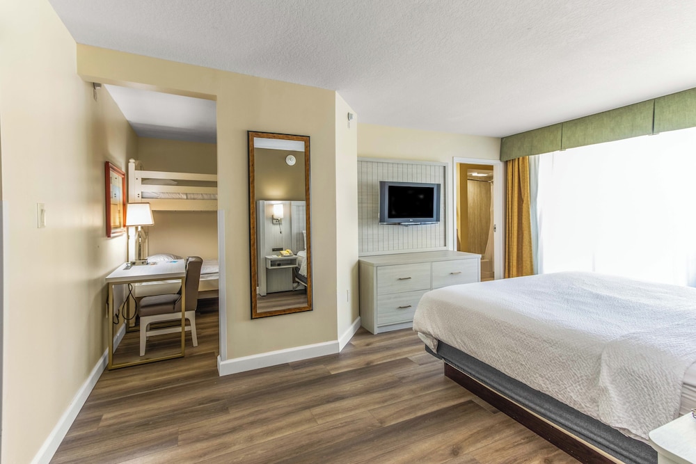 Holiday Inn & Suites Clearwater Beach by IHG — Hotel rooms in Clearwater, Florida