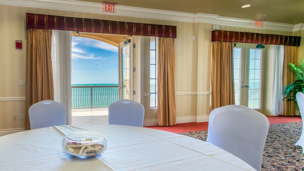 Holiday Inn & Suites Clearwater Beach by IHG — Restaurant & bars in Clearwater, Florida