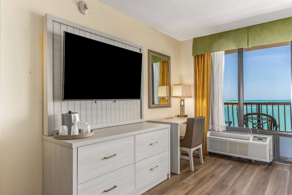 Holiday Inn & Suites Clearwater Beach by IHG — Hotel rooms in Clearwater, Florida