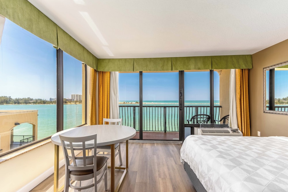 Holiday Inn & Suites Clearwater Beach by IHG — Hotel rooms in Clearwater, Florida
