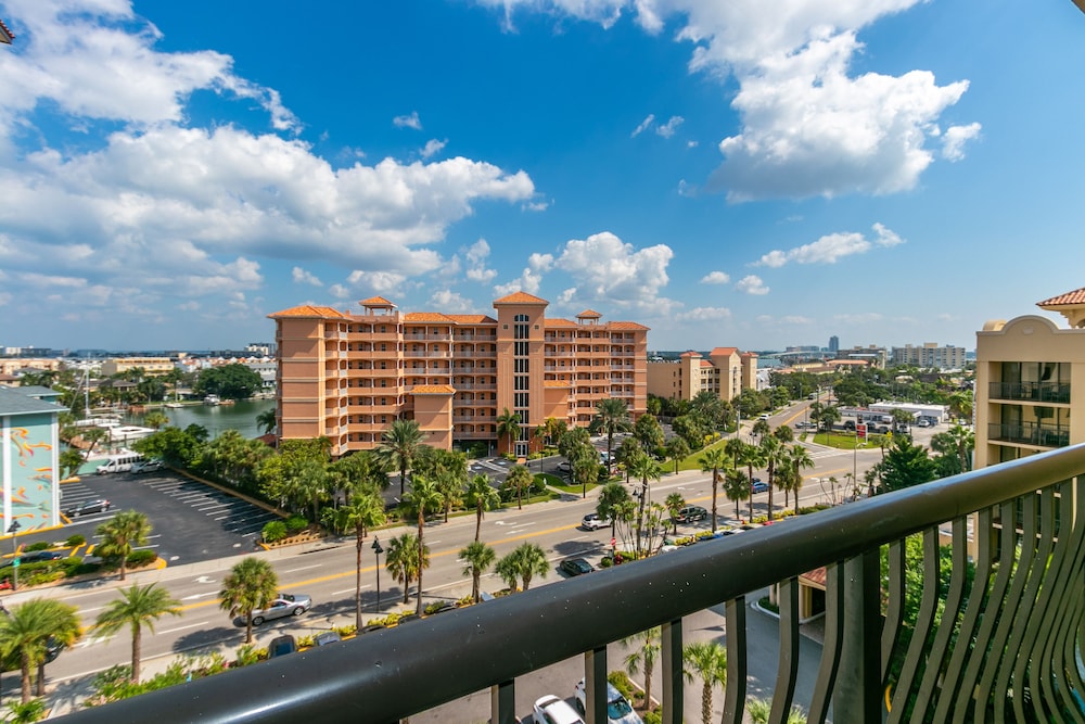 Holiday Inn & Suites Clearwater Beach by IHG — Hotel building in Clearwater, Florida