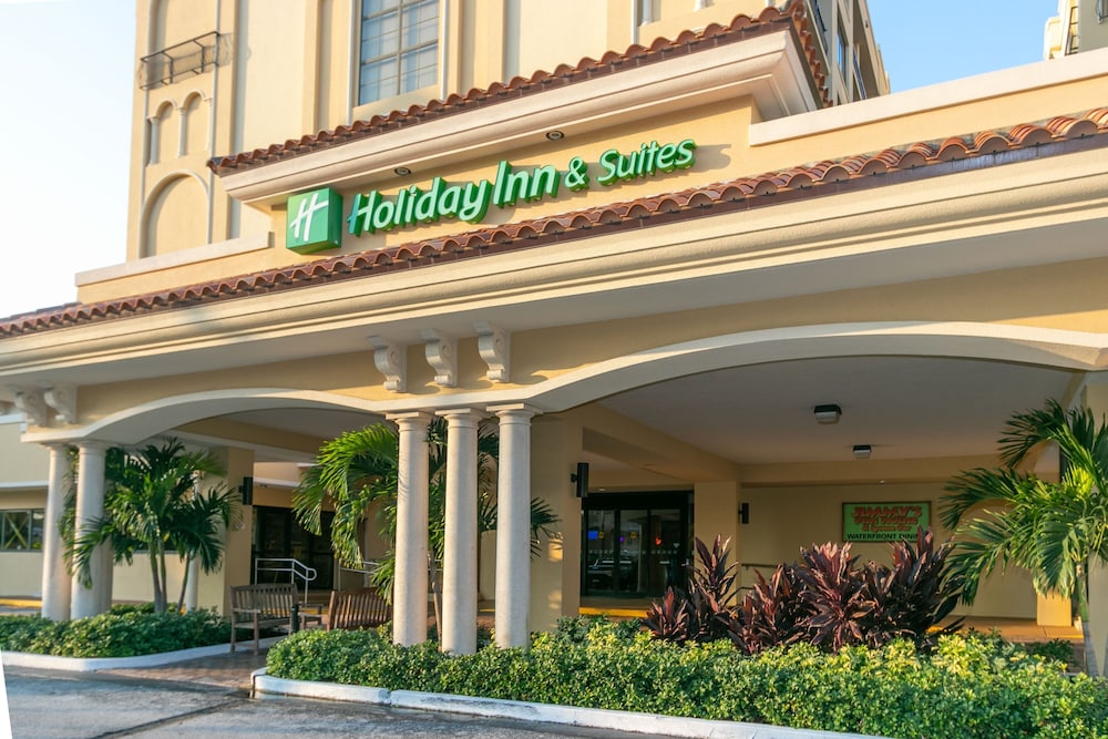 Holiday Inn & Suites Clearwater Beach by IHG — Hotel building in Clearwater, Florida