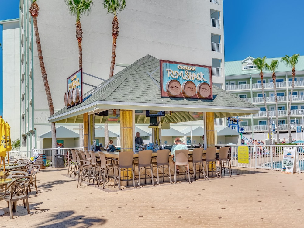 Holiday Inn & Suites Clearwater Beach S-Harbourside by IHG — Restaurant & bars in Indian Rocks Beach, Florida