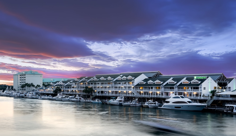 Holiday Inn & Suites Clearwater Beach S-Harbourside by IHG — Hotel building in Indian Rocks Beach, Florida