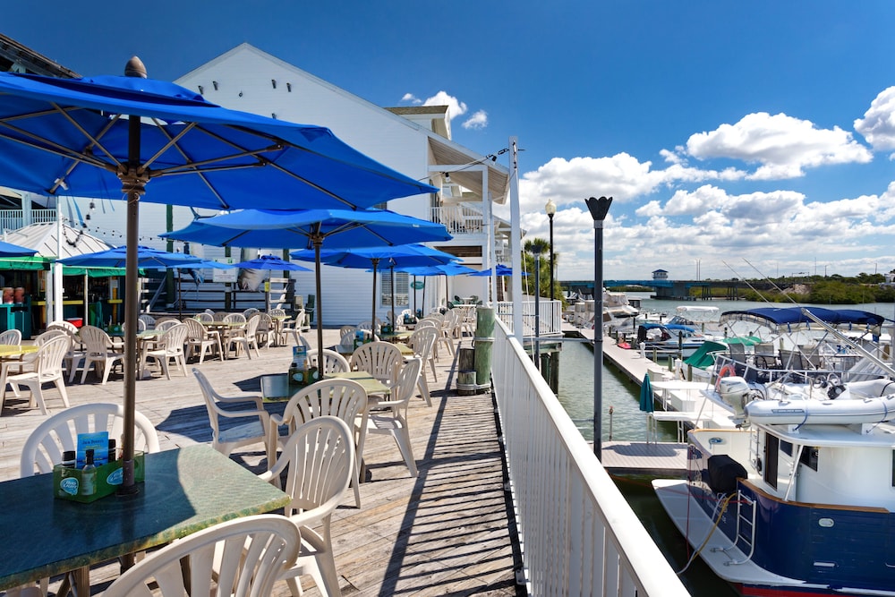 Holiday Inn & Suites Clearwater Beach S-Harbourside by IHG — Restaurant & bars in Indian Rocks Beach, Florida