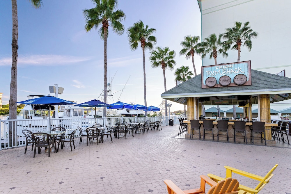 Holiday Inn & Suites Clearwater Beach S-Harbourside by IHG — Restaurant & bars in Indian Rocks Beach, Florida
