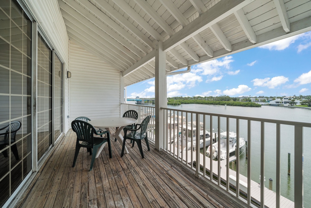 Holiday Inn & Suites Clearwater Beach S-Harbourside by IHG — Hotel building in Indian Rocks Beach, Florida