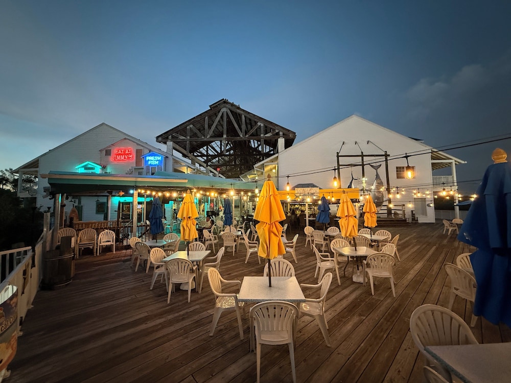Holiday Inn & Suites Clearwater Beach S-Harbourside by IHG — Restaurant & bars in Indian Rocks Beach, Florida
