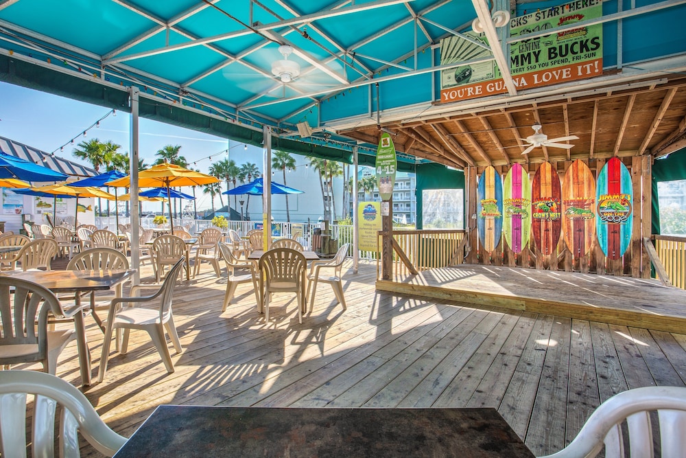 Holiday Inn & Suites Clearwater Beach S-Harbourside by IHG — Restaurant & bars in Indian Rocks Beach, Florida