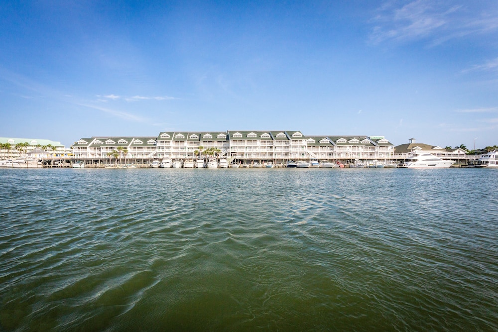Holiday Inn & Suites Clearwater Beach S-Harbourside by IHG — Hotel building in Indian Rocks Beach, Florida