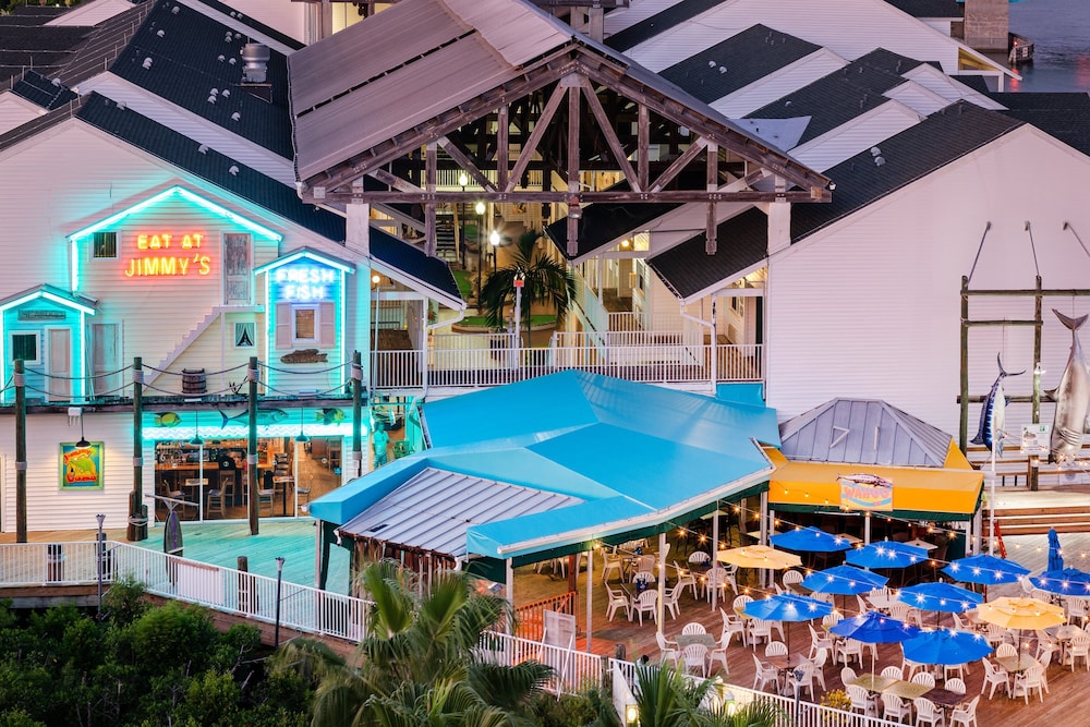 Holiday Inn & Suites Clearwater Beach S-Harbourside by IHG — Restaurant & bars in Indian Rocks Beach, Florida