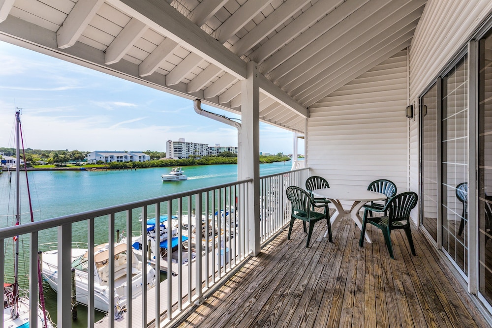 Holiday Inn & Suites Clearwater Beach S-Harbourside by IHG — Hotel building in Indian Rocks Beach, Florida