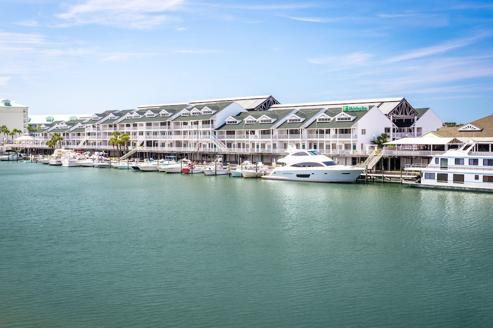 Holiday Inn & Suites Clearwater Beach S-Harbourside by IHG — Hotel building in Indian Rocks Beach, Florida