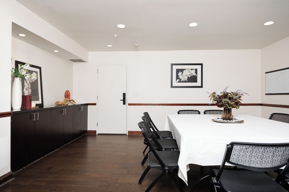 The Andrew Hotel — Restaurant & bars in Great Neck, New York State