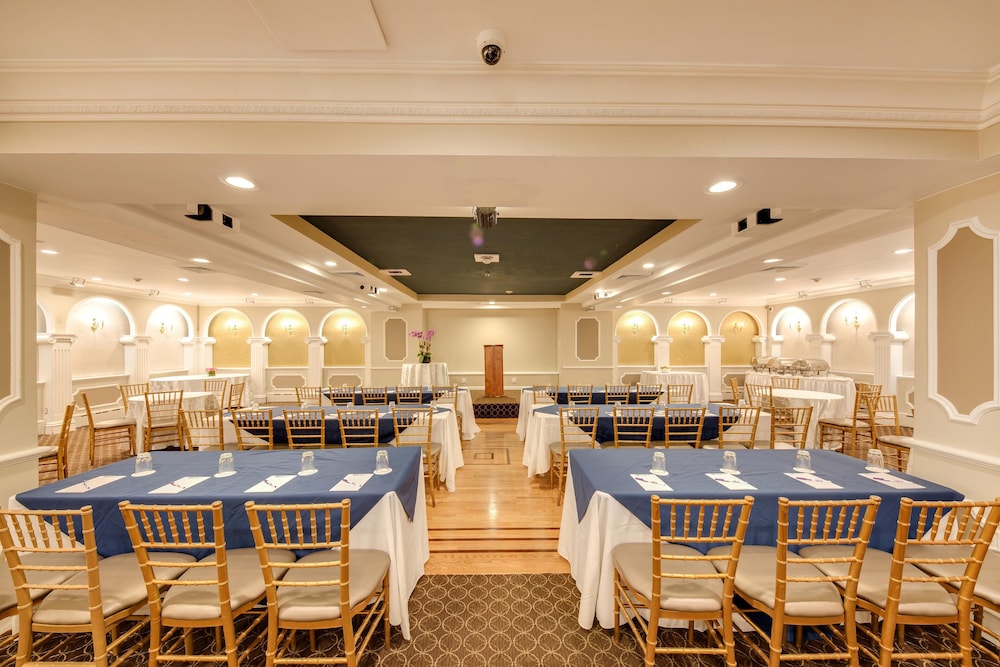 The Andrew Hotel — Hotel building in Great Neck, New York State