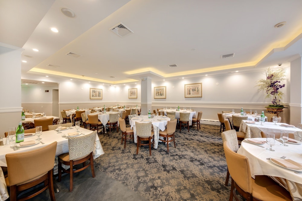 The Andrew Hotel — Restaurant & bars in Great Neck, New York State