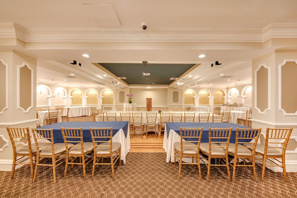The Andrew Hotel — Restaurant & bars in Great Neck, New York State