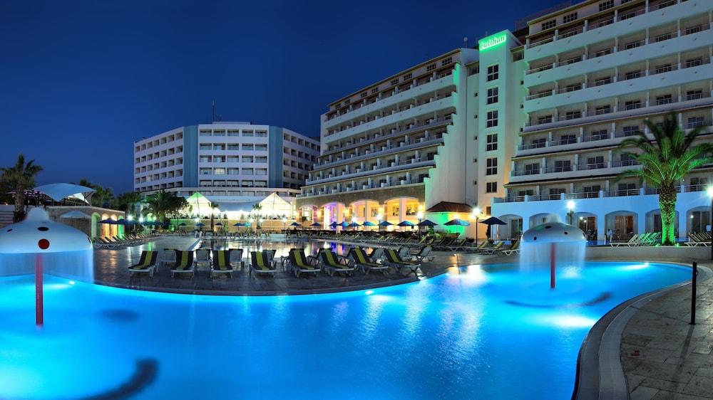 Batihan Beach Resort & Spa Ultra All Inclusive — Hotel building in Kuşadası, Aydin