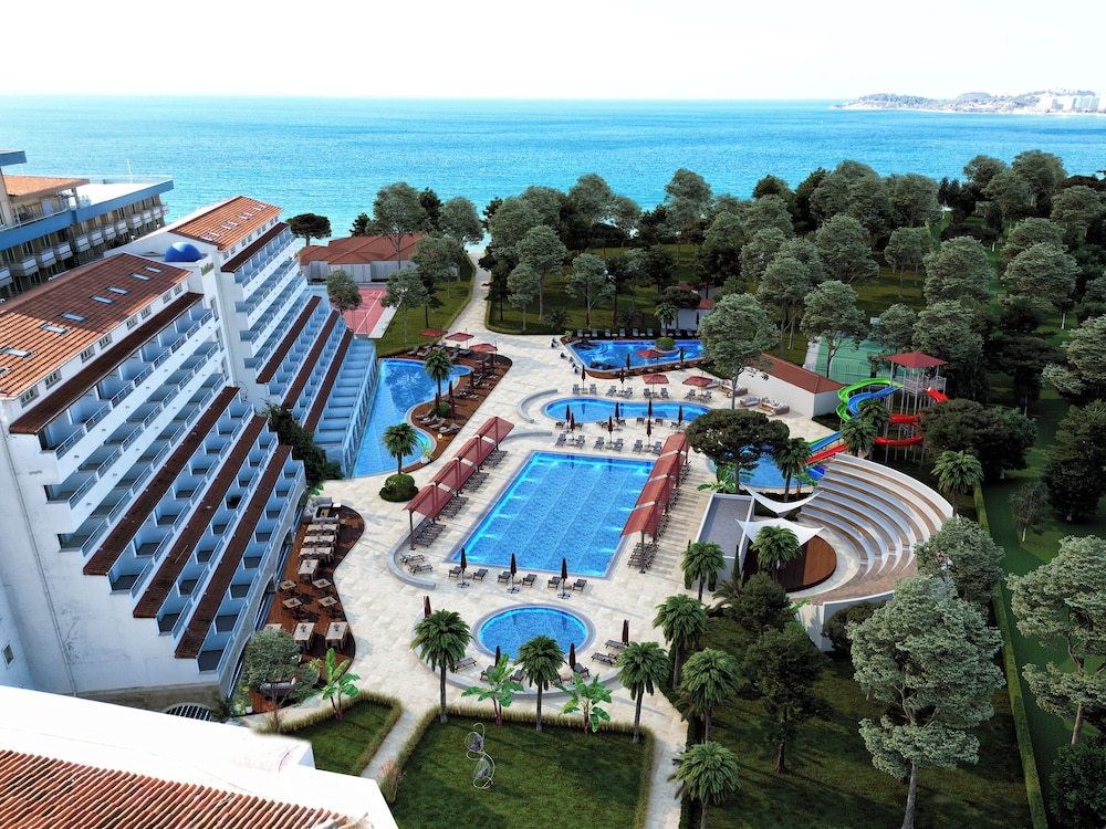 Batihan Beach Resort & Spa Ultra All Inclusive — Swimming pool in Kuşadası, Aydin