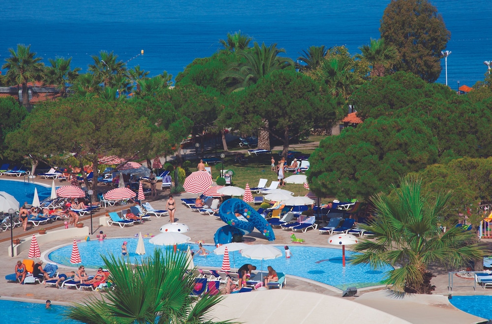 Batihan Beach Resort & Spa Ultra All Inclusive — Swimming pool in Kuşadası, Aydin