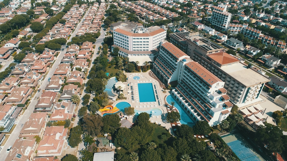 Batihan Beach Resort & Spa Ultra All Inclusive — Hotel building in Kuşadası, Aydin