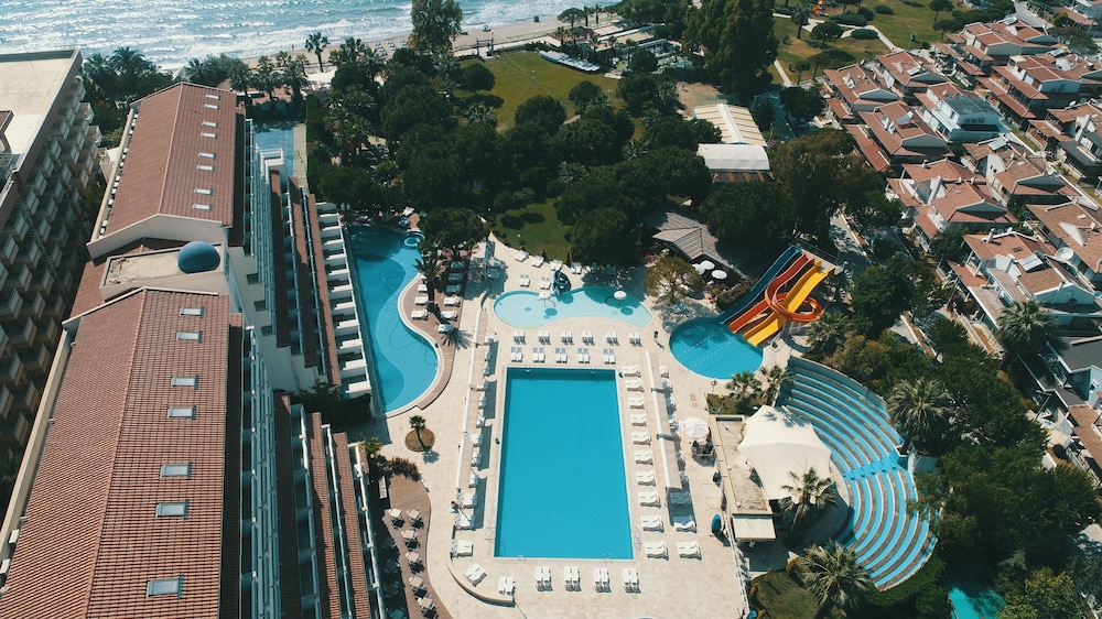 Batihan Beach Resort & Spa Ultra All Inclusive — Swimming pool in Kuşadası, Aydin