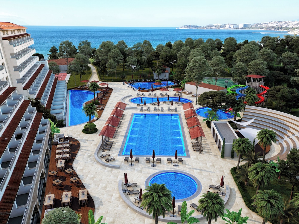 Batihan Beach Resort & Spa Ultra All Inclusive — Swimming pool in Kuşadası, Aydin