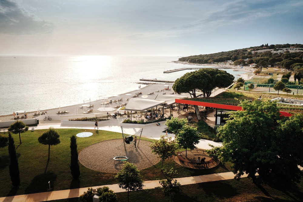 Maistra Select Family Hotel Amarin — Beach in Rovinj, Istria