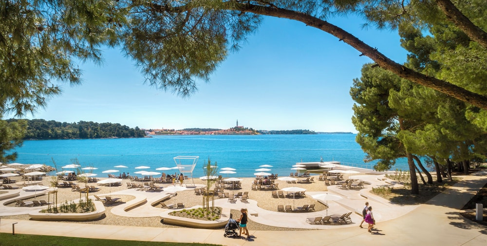 Maistra Select Family Hotel Amarin — Beach in Rovinj, Istria