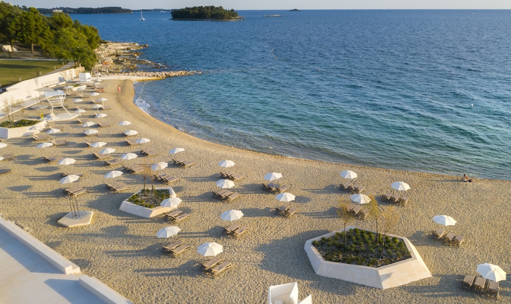 Maistra Select Family Hotel Amarin — Beach in Rovinj, Istria