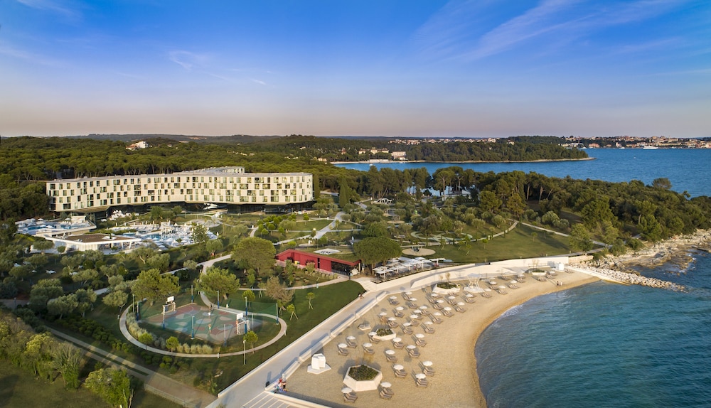 Maistra Select Family Hotel Amarin — Beach in Rovinj, Istria